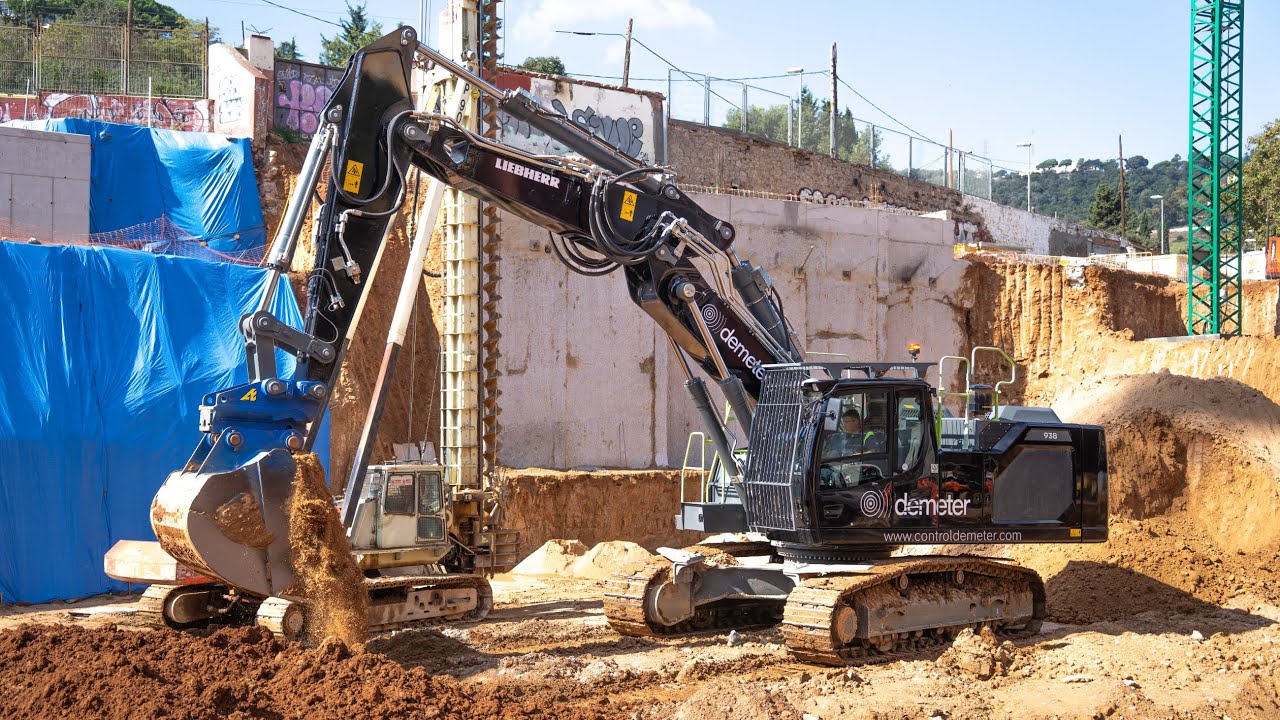 Demeter Liebherr R938 Working in Central Barcelona - YouTube
