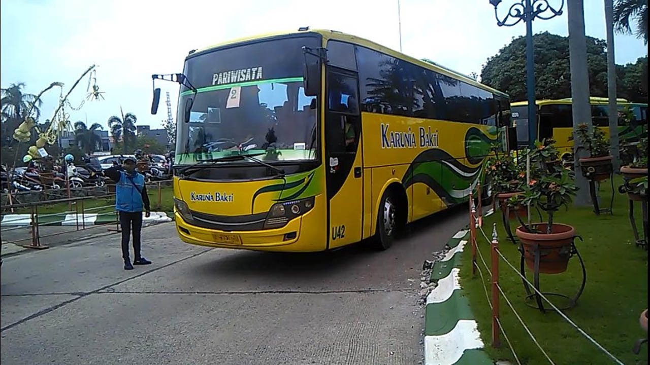 Dua Bus  Karunia  Bakti  di Masjid Kubah Mas YouTube