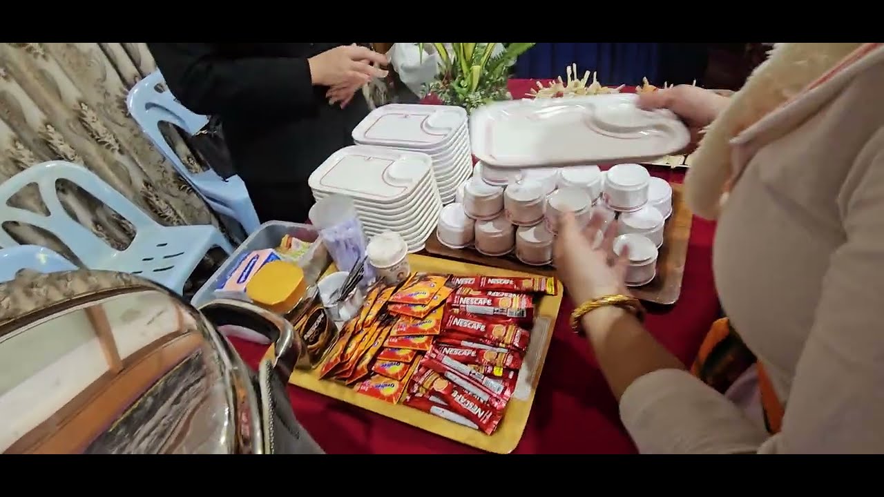 Lunch time Thai food 😋 