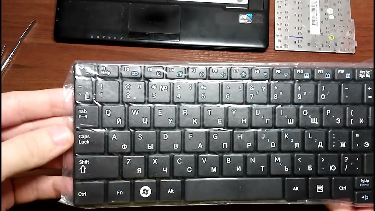 Распаковка и замена клавиатуры залитого нетбука Samsung N145+ картинки
