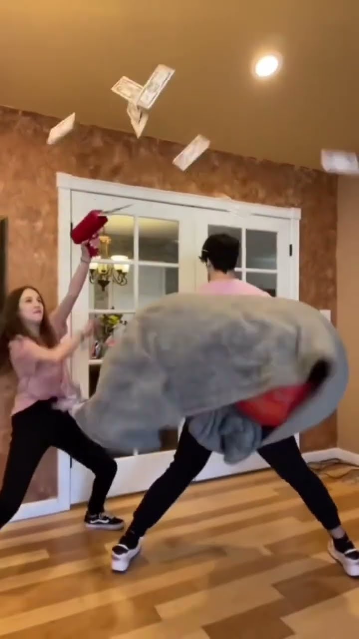 DESCRIBE MY MOMS REACTION! ? #shorts