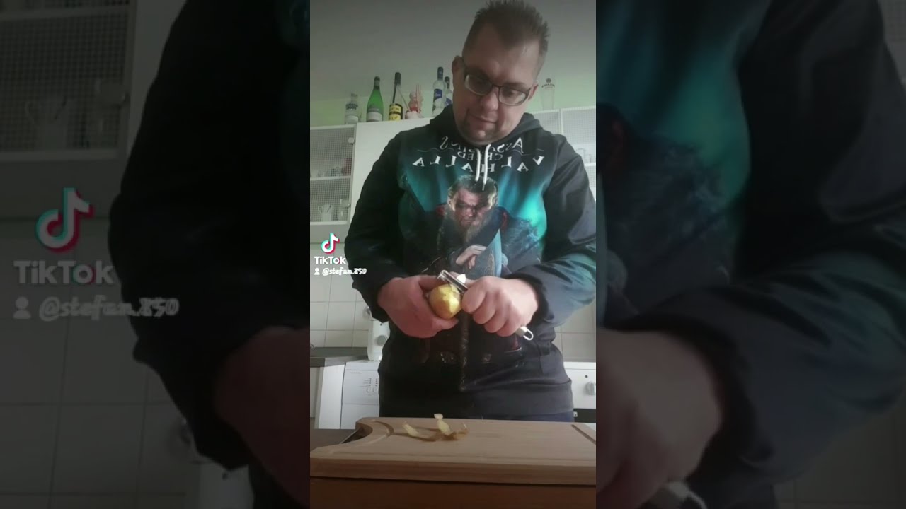 Part: 3 Kalb-Rahm-Gechnitzeltes mit frischen Rösti und Tomaten Sala ...