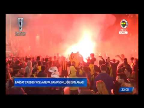 (Turkish) Fenerbahçe oyuncuları taraftarıyla birlikte tezahürat yapıyor