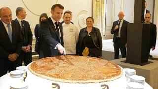 Macron sert la galette de l'Épiphanie à l'Élysée | AFP Images