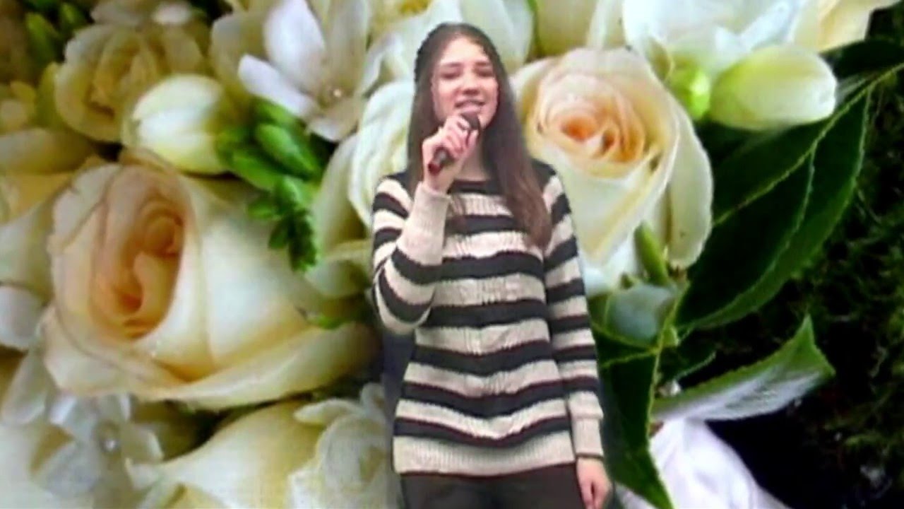 красавица с белыми розами. белые розы поет девушка. девушка с белыми розами. красивая девушка с белой розой. красивая девушка с белой розой.