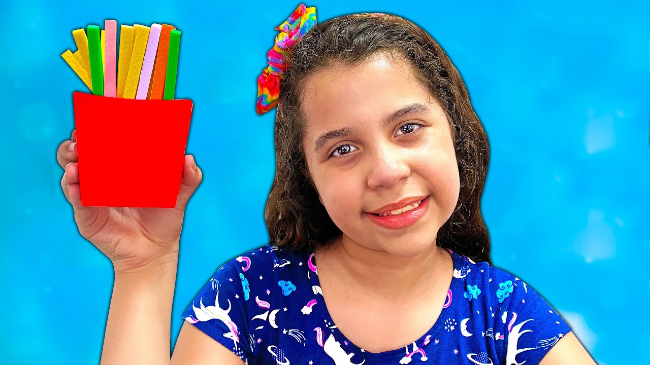 Sarah se diverte com Eloah e o papai do desafio da batata 🍟 Sarah pretend play real food