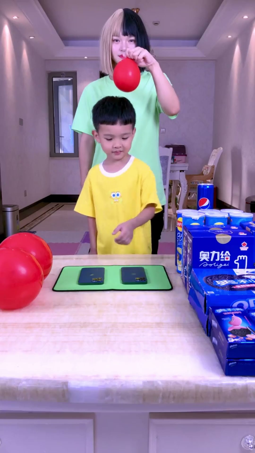 Shaking The Rubik's Cube Challenge Is Really Fun~#Christmas #Funnyfamily #Partygames #Funny