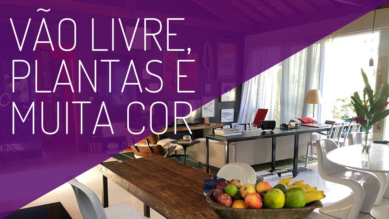 Casa de arquiteto com vão livre, muita cor e verde