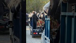 Сотни людей пришли на похороны семьи, погибшей в ночном пожаре