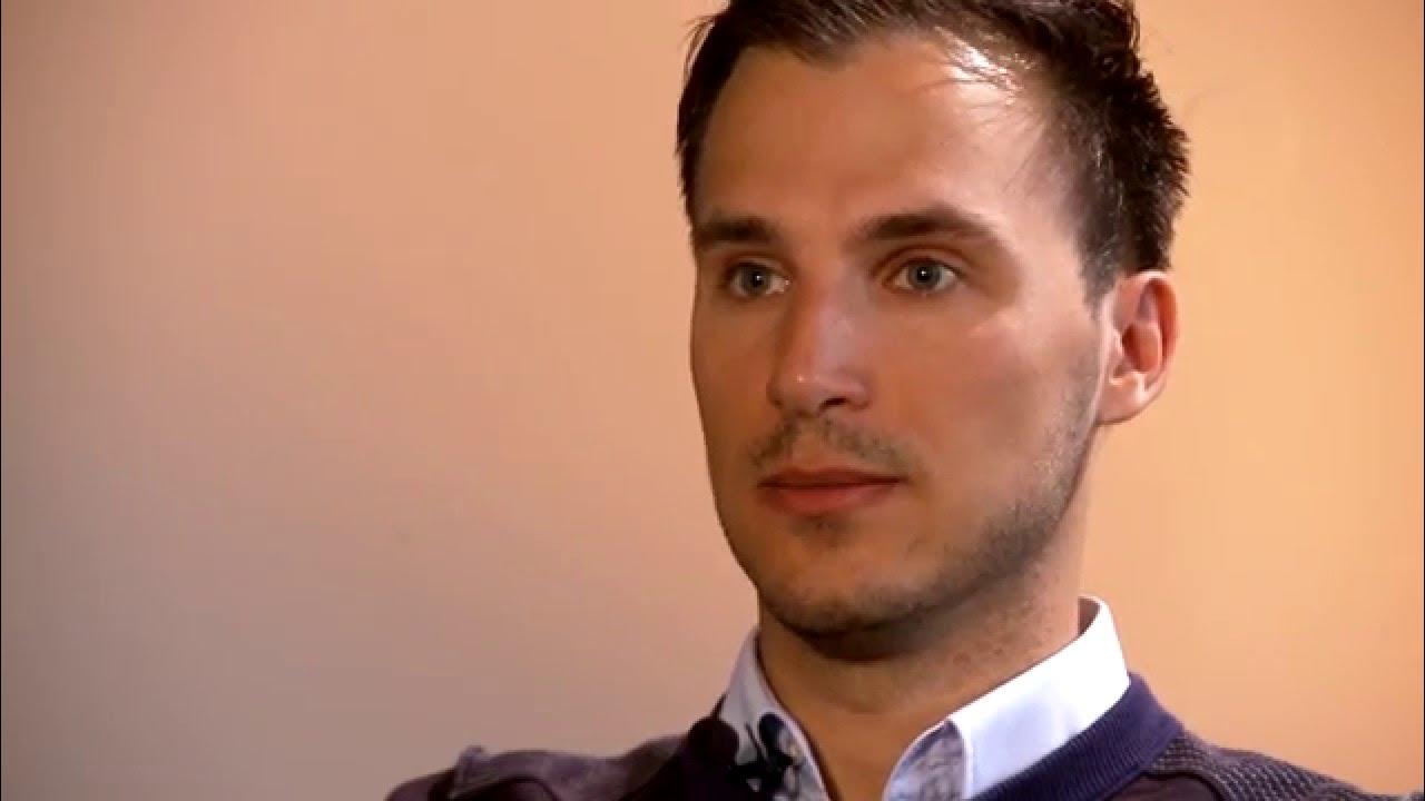 Lezbiyen kunnilingus guruhi Dostim qozining sochini qirdiradi