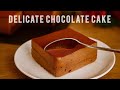 كعكة الشوكولاتة الغنية والطرية مع موس حريري حلوى تذوب في فمك 