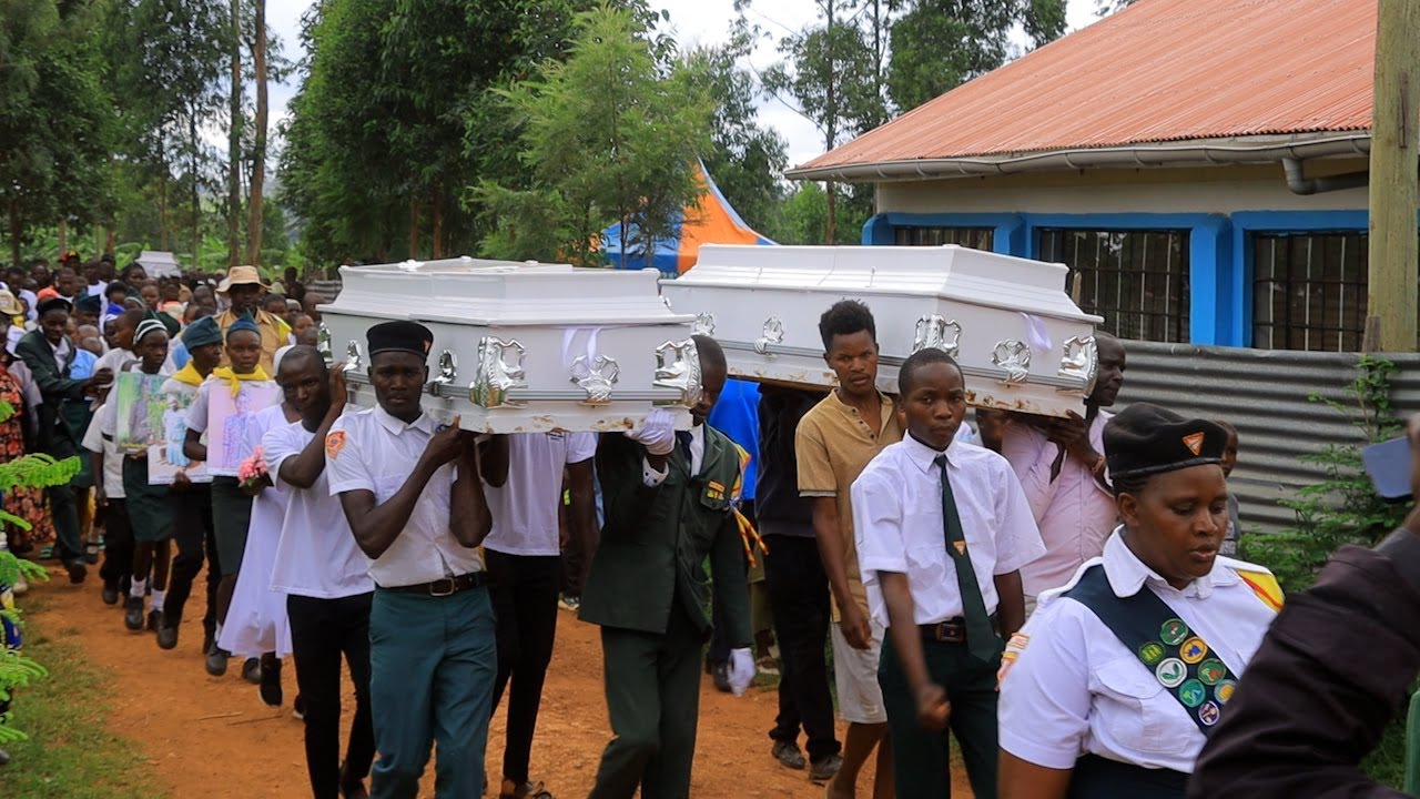 SEE HOW 3 FAMILY MEBERS WERE LAID TO REST IN SAME COMPOUND SO SAD