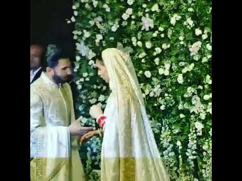 Ranveer Singh Kisses Wife Deepika Padukone S Hand At Mumbai Reception