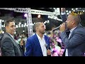 شاهد الجمهور يتدخل لايقاف الحوار بين الفنانين بهاء الجلاد وفؤاد دواس وحسن كتانة العريس عمر السودي 