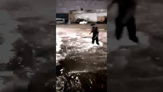 Человек Плавает В Ливневый Дождь В Саудовской Аравии