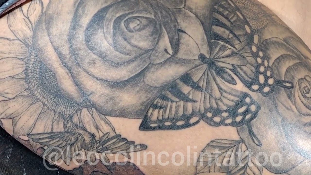 Linda Tatuagem de borboleta tattoo de rosas Veja linda  tatuagem em pele morena