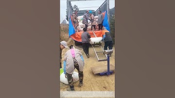 Loading goods onto the truck – good tools and machinery improve work efficiency.