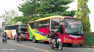 review kendaraan yang melintas di jalan raya Bojonegoro mampir di garasi bus Margo Joyo