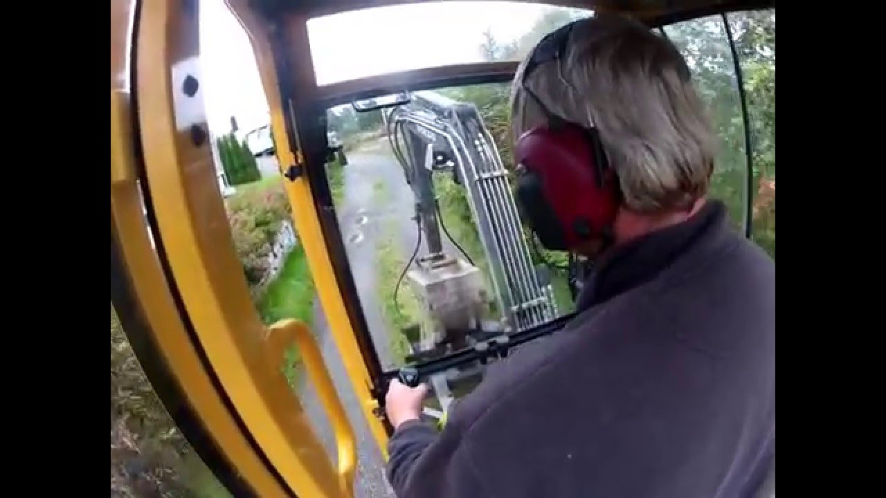 Volvo EC 25 circus performance.