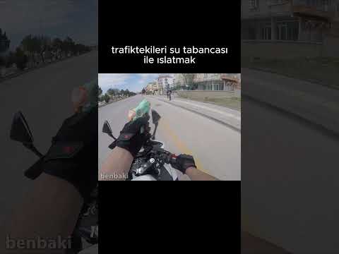 SU TABANCASI İLE TRAFİKTEKİLERİ ISLATMAK 😂 #motovlog #shorts