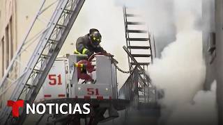 Bomberos responden a un incendio en edificio del Bronx