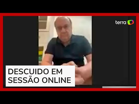 Vereador é flagrado sentado no vaso sanitário durante sessão da Câmara do Rio