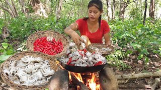 Yummy! Octopus spicy cooking for dinner - Survival cooking in forest