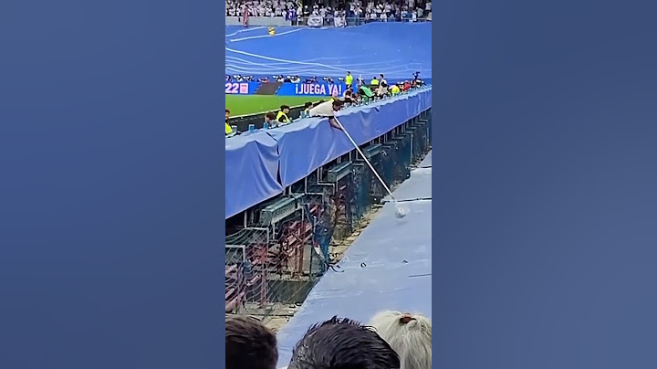 That’s one way to retrieve a ball at the Bernabeu 😆