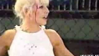 Chica de pechos grandes pelea y se rinde