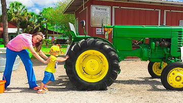 Chris và mẹ học cách thu hoạch dâu tây và rau tại nông trại