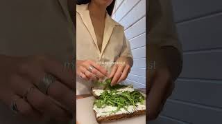 Готовим быстрый завтрак чиабатта творожный сыр зелень овощи яйцо