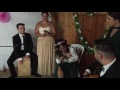 Su tía le canta el día de su boda