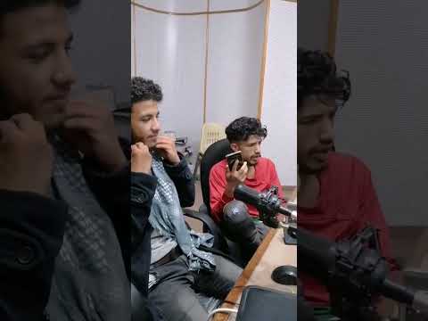 مجاهد وحاتم أثناء الاعداد للموسيقى الخاصه بالعرض المسرحي في مبنى اذاعه تعز