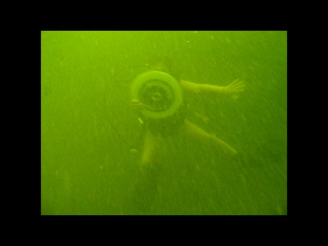 Jules Hotel Underwater Frisbee-Taylor 10 yrs & Kelsey 14 yrs