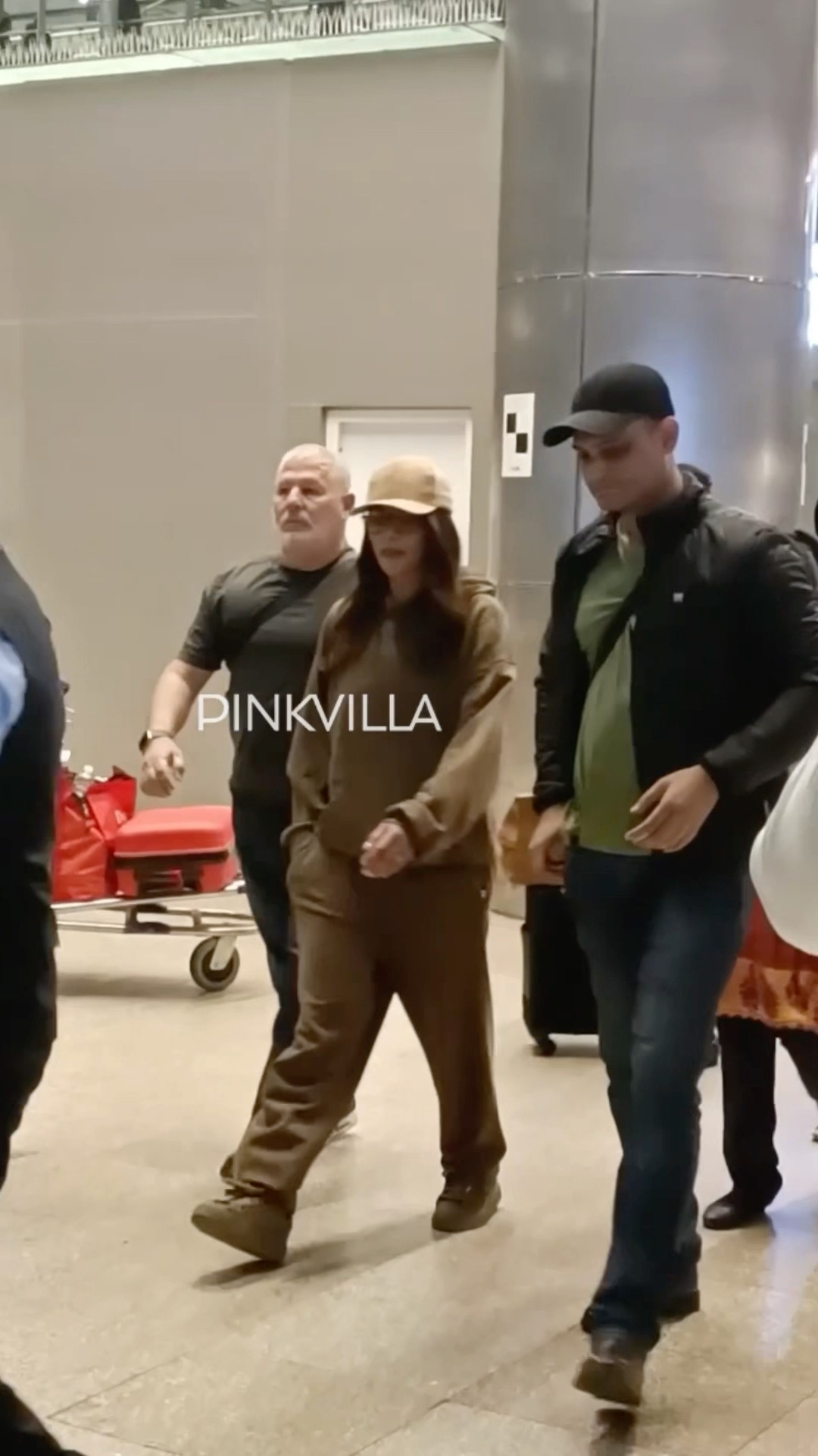 Priyanka Chopra Lands In Hyderabad To Shoot With Mahesh Babu | #shorts #bollywood #maheshbabu