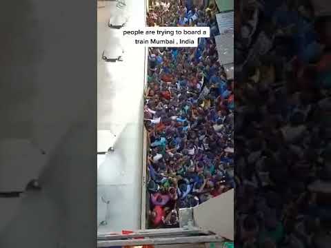 Видео: People are trying to board a train Mumbai , India