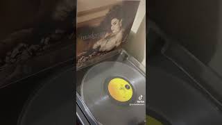 Tocando o vinyl de Madonna - Like a Virgin