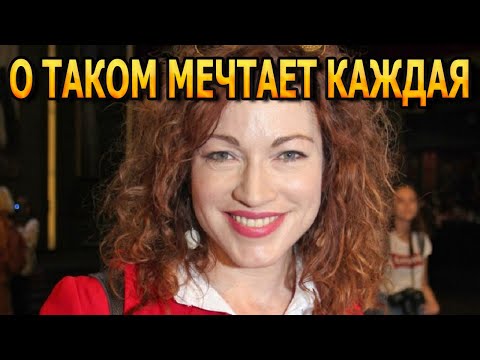 Видео: „Чувствам се като принцеса“: 50-годишната Алена Хмелницкая флиртуващо оголи рамото си в халат