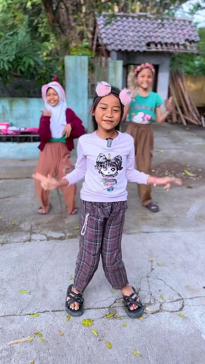 😍Joget Marsha siapa yang salah Joget-nya?    #Shorts