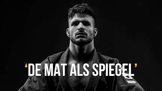 Jiu Jitsu, Capoeira & Martial Arts als spiegel - Tum Energia Voorn
(Thomas Voorn), Tum Energia Voorn is een Nederlandse Brazilian Jiu-Jitsu (BJJ) black belt, coach en ondernemer, bekend om zijn expertise in leglocks en zijn innovatieve benadering van lesgeven. Hij is de oprichter en hoofdcoach van Energia Martial Arts, een vechtsportschool in o.a. Locaties; Nijmegen, Wehl, Zutphen en Arnhem, aangesloten bij Gracie Barra.
Tum combineert zijn ervaring als sportleraar en leerkracht in het onderwijs met zijn passie voor MMA & BJJ. Zijn lesmethode is gebaseerd op inquiry-based learning, waarbij hij studenten aanmoedigt om zelf oplossingen te vinden door het stellen van de juiste vragen op het juiste moment. Hij gelooft dat deze aanpak niet alleen de technische vaardigheden verbetert, maar ook het probleemoplossend vermogen en het zelfvertrouwen van zijn studenten versterkt.
Tum heeft zijn BJJ black belt behaald onder Duane van Helvoirt en Vinicius Draculino Magalhães. Naast zijn rol als coach en eigenaar van Energia Martial Arts, is hij ook actief als instructeur voor BJJ Fanatics, waar hij instructievideos heeft uitgebracht zoals Leglocks Unlocked en The Active Guard System. Deze videos richten zich op het verbeteren van de guard-game en het beheersen van beenklemtechnieken.
Daarnaast is Tum de oprichter van Energia Fightwear, een merk dat vechtsportkleding en -uitrusting ontwerpt en verkoopt.
We duiken samen in de teachings en ervaringen via MMA en Jiu Jitsu voor het leven. Enjoy aflevering 73 van De Zelfregie Podcast!
💡 Over De Zelfregie Podcast
Dé podcast voor groei van bewustzijn, gezondheid en transformatie. Alle episodes op een rijtje? Klik dan op de bovenstaande link.
👉🏻 Volg Tum via:
▪️ Website https://energia-martialarts.com/
▪️ Instagram https://www.instagram.com/tumenergia/
▪️ YouTube https://www.youtube.com/@EnergiaMartialArts
👉🏻 Volg Matthijs van Doesburg via:
▪️ Website https://www.matthijsvandoesburg.com/
▪️ Instagram https://www.instagram.com/matthijsvandoesburg/
▪️ YouTube https://www.youtube.com/c/matthijsvandoesburg Jiu Jitsu, Capoeira & Martial Arts als spiegel - Tum Energia Voorn