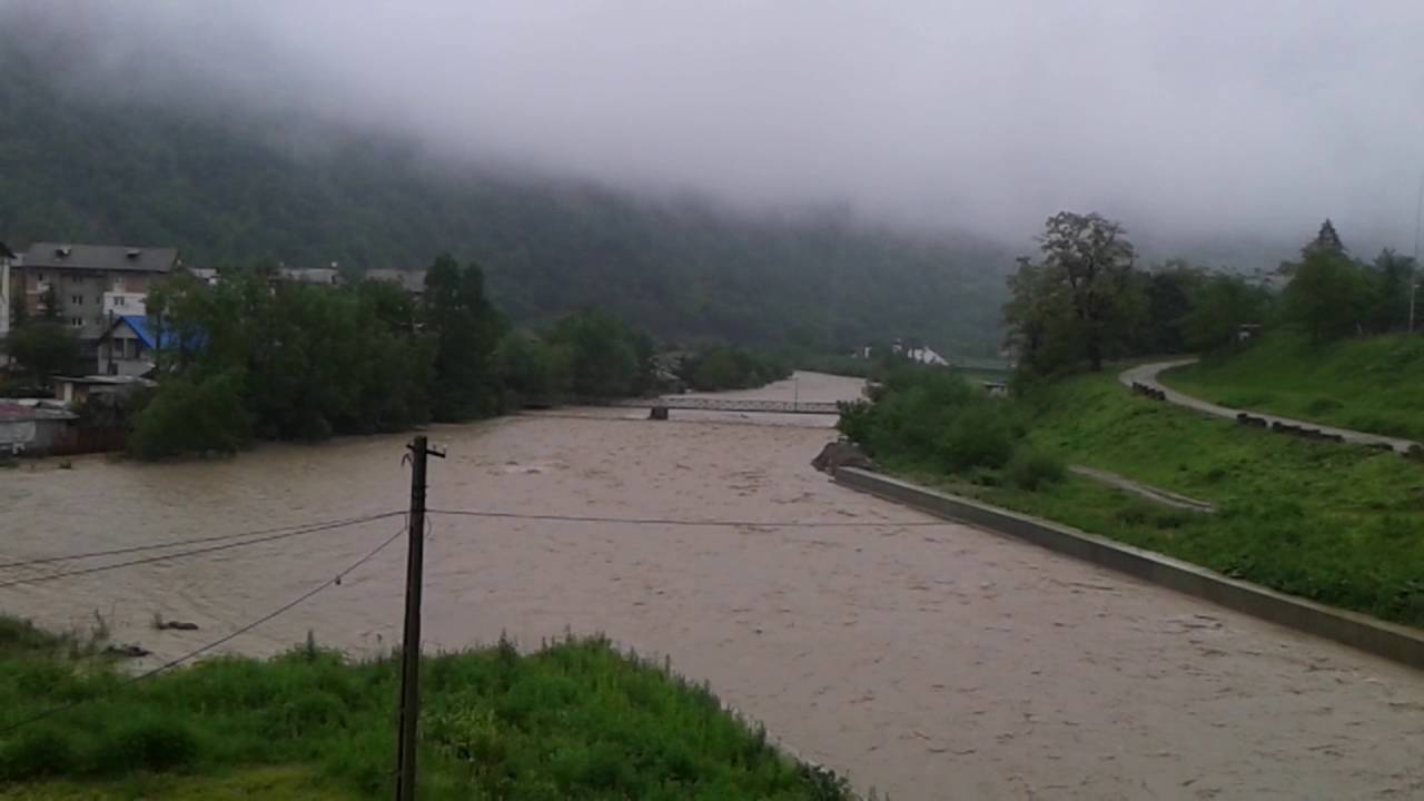 Bicaz: ”La Potoci e pericol să se rupă drumul, să împartă satul în două” &#8211; foto și video