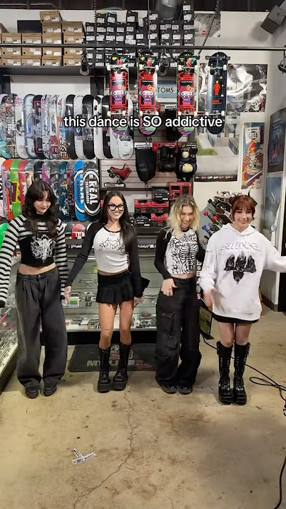 The Warning dancing with Maggie Lindemann 👯‍♀️