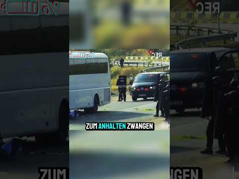 Die Polizei stoppt den Bus!