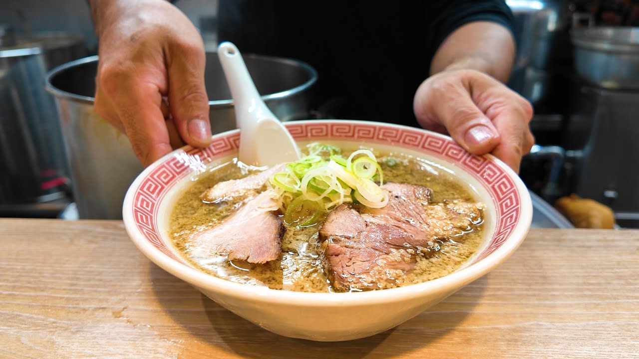 【朝4時から仕込み】開店前から並ぶ“朝ラーメン”。炭火で焼く名物チャーシュー。【巣鴨】