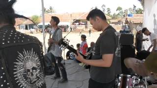 chaos ilegal live village headbanget 2 @garut (cover kontrasoial-manifest)