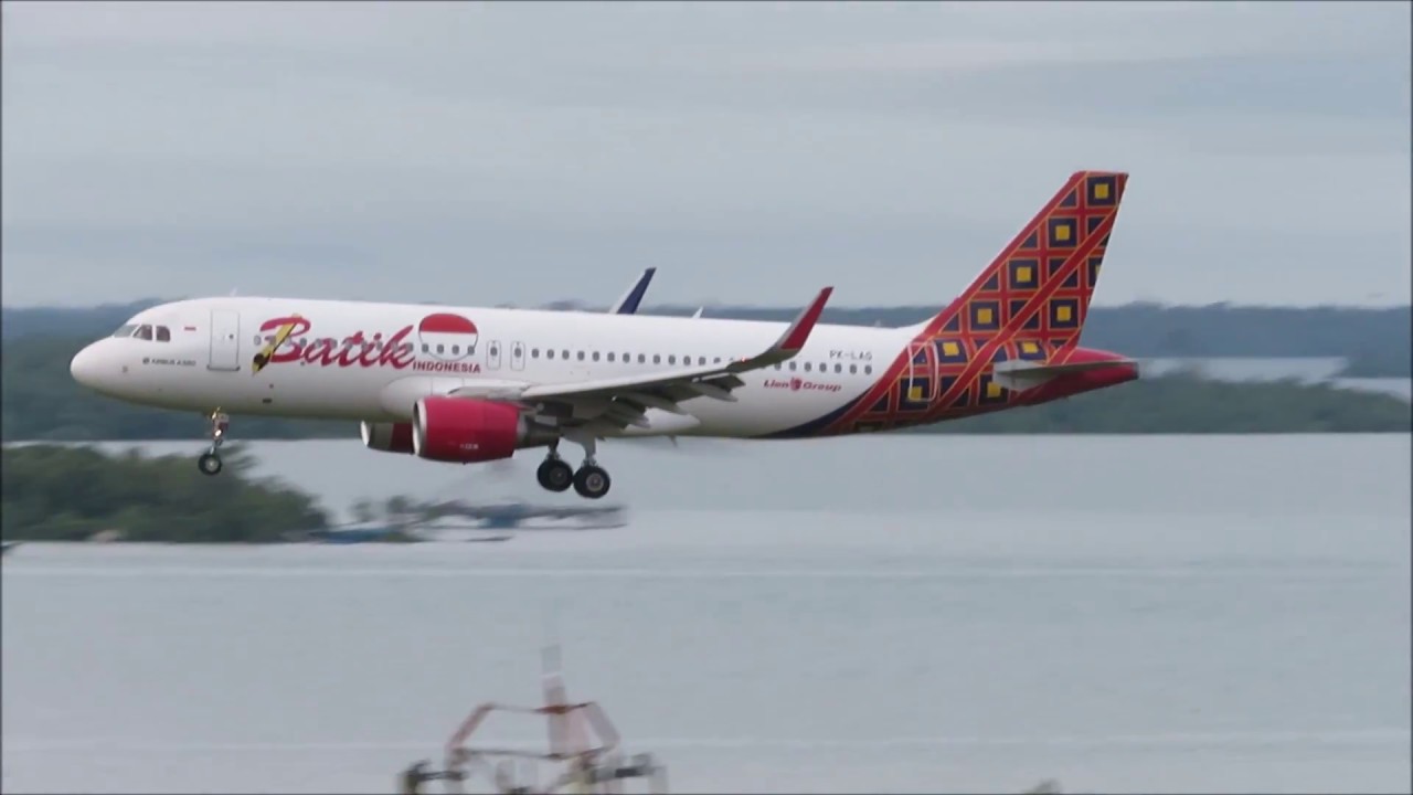  Pesawat Batik Air  VS Garuda Indonesia Landing dan Take Off 
