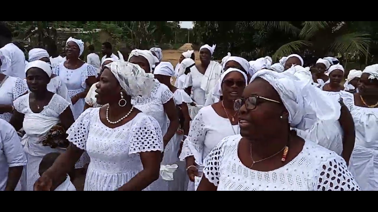 La Chorale Gamaliel en procession dans le village du supérieur de région de Grand Lahou