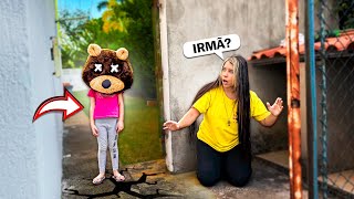Minha Irmãzinha Colocou A Cabeça Do Urso Gigante Para Me Ustar