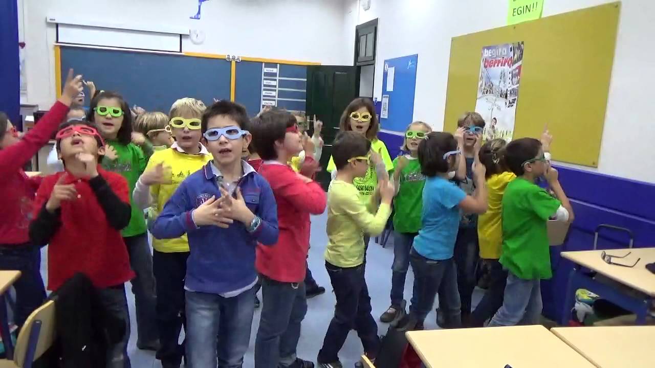 dantza 3 aldiz jantzita