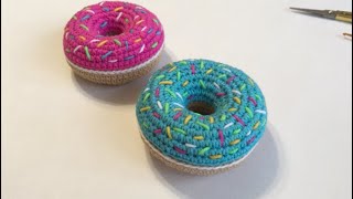 картинка: Как связать Игольницу Пончик 🍩 | Мастер-класс | Кольцо Амигуруми